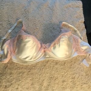 Never worn Victoria’s Secret bra 36D